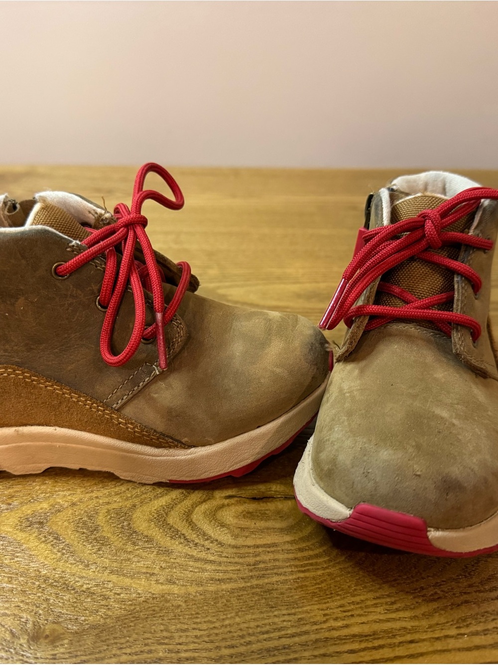 UGG Kids Brown Leather Ankle Boots with Red Laces 9C